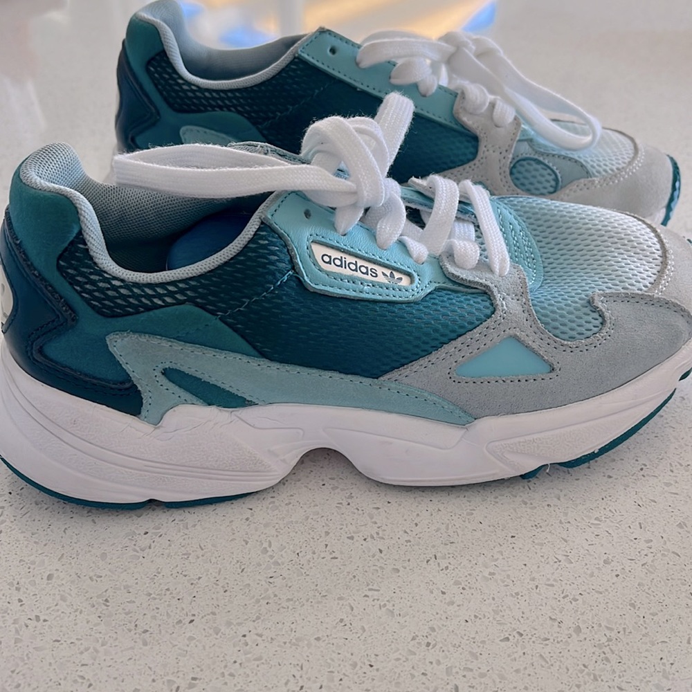 adidas torsion women’s athletic shoe size 7.5